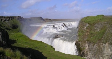 De Gullfoss-waterval in de zomer.