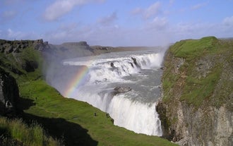 De Gullfoss-waterval in de zomer.