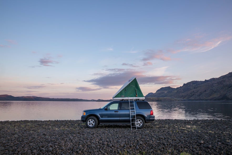 Photo d'un 4x4 avec tente de toit en Islande