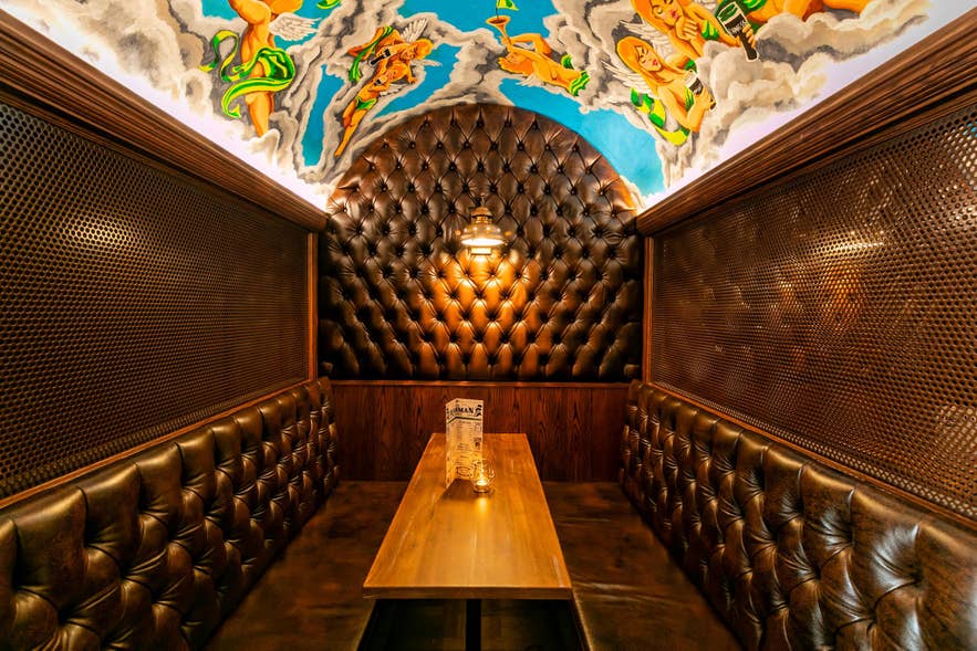 Godetevi le cabine in pelle per un’esperienza più intima all’interno del pub The Irishman 