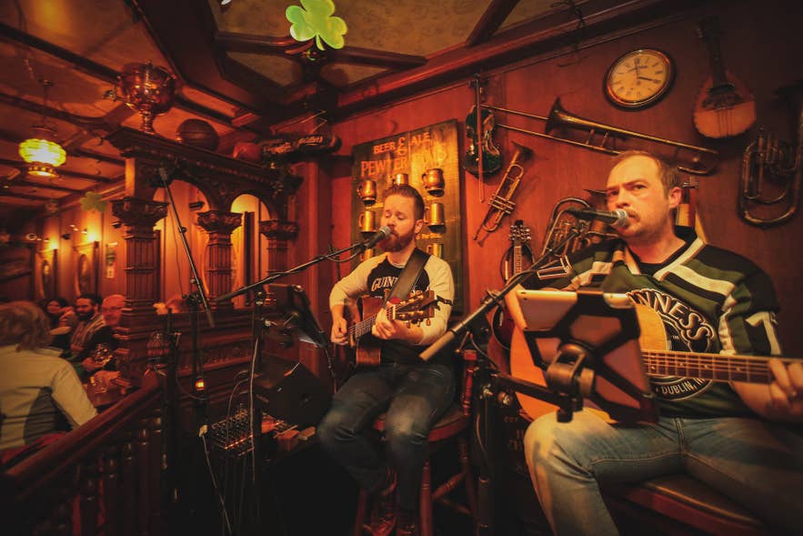 I musicisti dal vivo mantengono alta l’allegria al pub The Irishman durante i weekend
