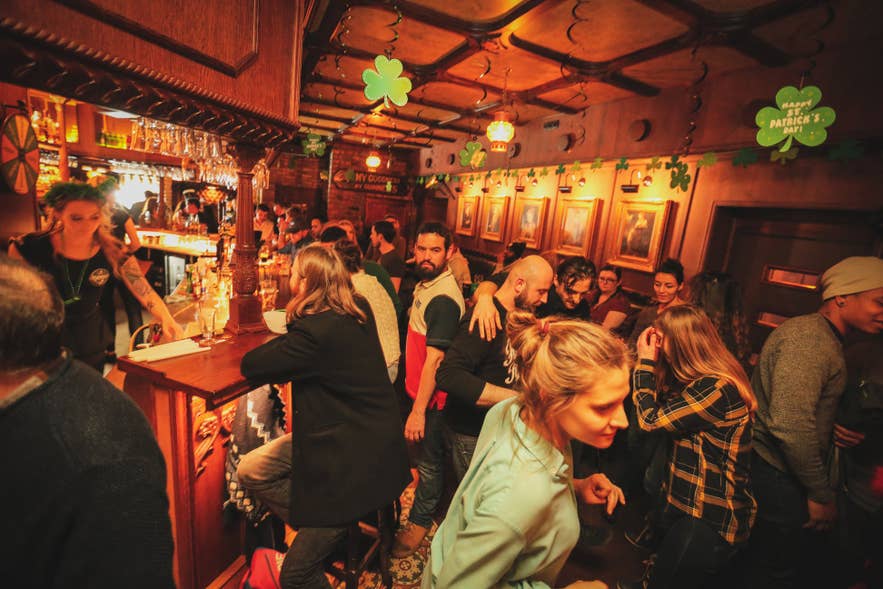 Una serata vivace al pub The Irishman a Reykjavik, in Islanda