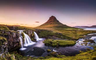 ภูเขา Kirkjufell และน้ำตก Kirkjufellsfoss เปล่งประกายในยามพระอาทิตย์ตกบนคาบสมุทร Snaefellsnes ของไอซ์แลนด์