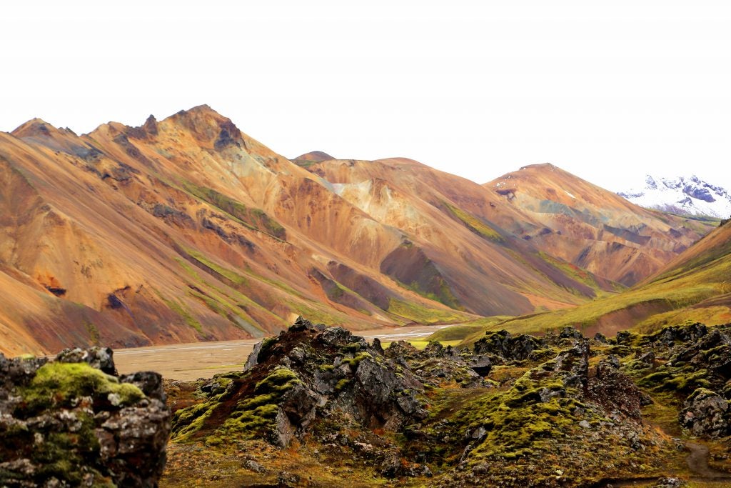 เส้นทางเดินป่า Laugavegur ที่มีชื่อเสียงเริ่มต้นท่ามกลางเนินเขาหลากสีของ Landmannalaugar (สระน้ำของประชาชน)