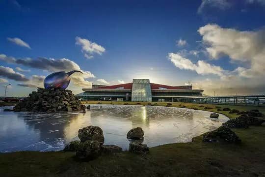 Private 3.5-Hour Airport Transfer from Keflavik to Reykjavik with a Stopover at the Blue Lagoon Spa