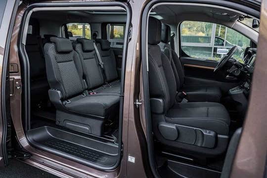 Private 45-Minute Luxury Transfer from Reykjavik to Keflavik International Airport