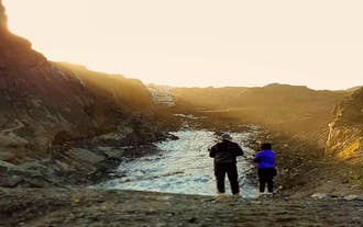 Des randonneurs profitent du soleil dans la vallée de la crête montagneuse de Thorsmork, dans le sud de l'Islande.
