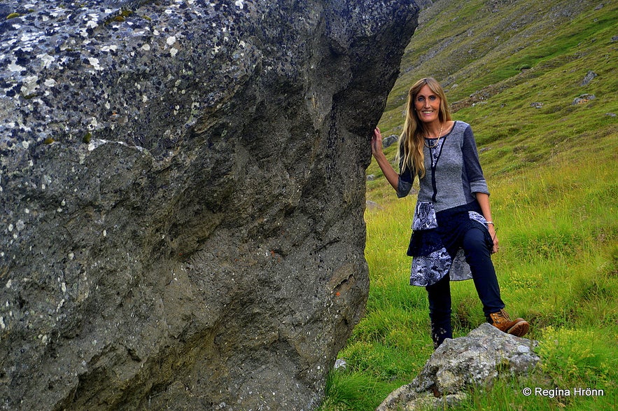 Regína by Álfkonusteinninn á Bustarfelli - Elf-rock at Bustarfell