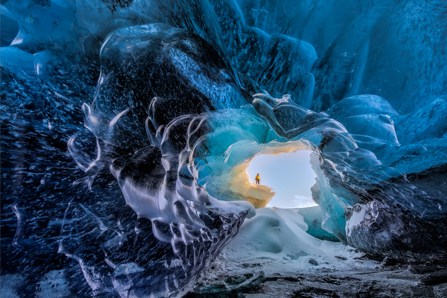 L'intérieur éblouissant d'une grotte de glace en Islande.