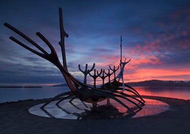 De Sun Voyager is een sculptuur van buitengewone schoonheid aan de kust van Reykjavik.