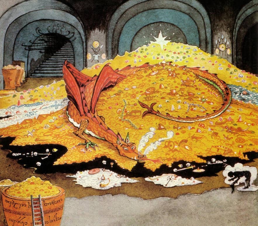 Zu sehen ist eine Illustration von J. R. R. Tolkien, die Smaug zeigt, wie er seinen Schatz vor dem Hobbit beschützt. Zu sehen ist eine Illustration von J. R. R. Tolkien, die Smaug zeigt, wie er seinen Schatz vor dem Hobbit beschützt.