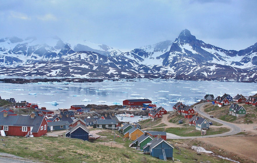 Many arrive for a day in Kulusuk. Few leave. Wikimedia, Creative Commons, photo by Christine Zenino