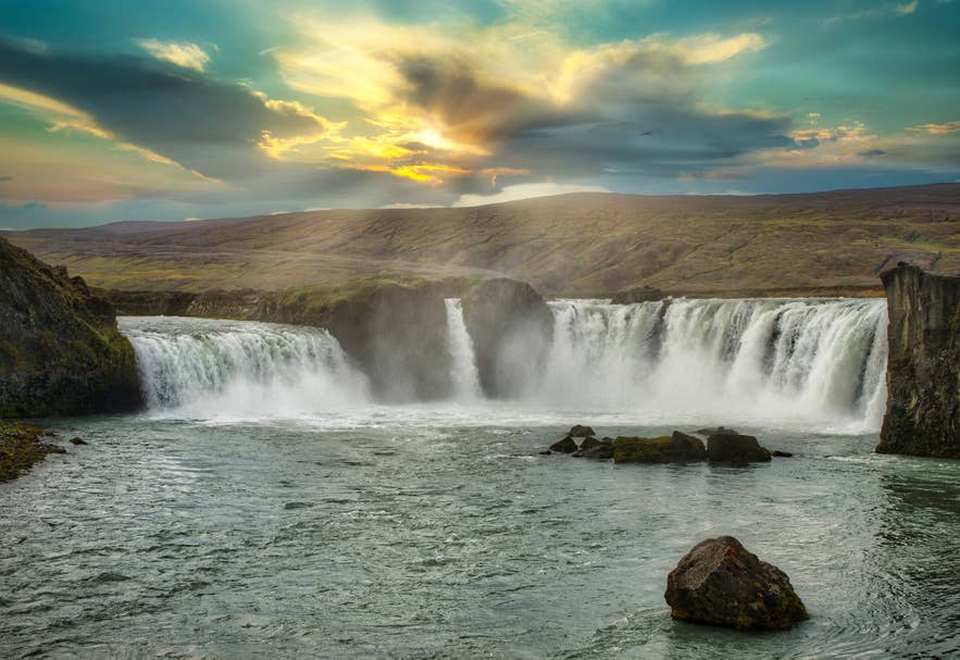 Der Godafoss-Wasserfall im Nordosten Islands ist der Ort, an dem Þorgeir seine heidnischen Götterbilder ins Wasser warf.