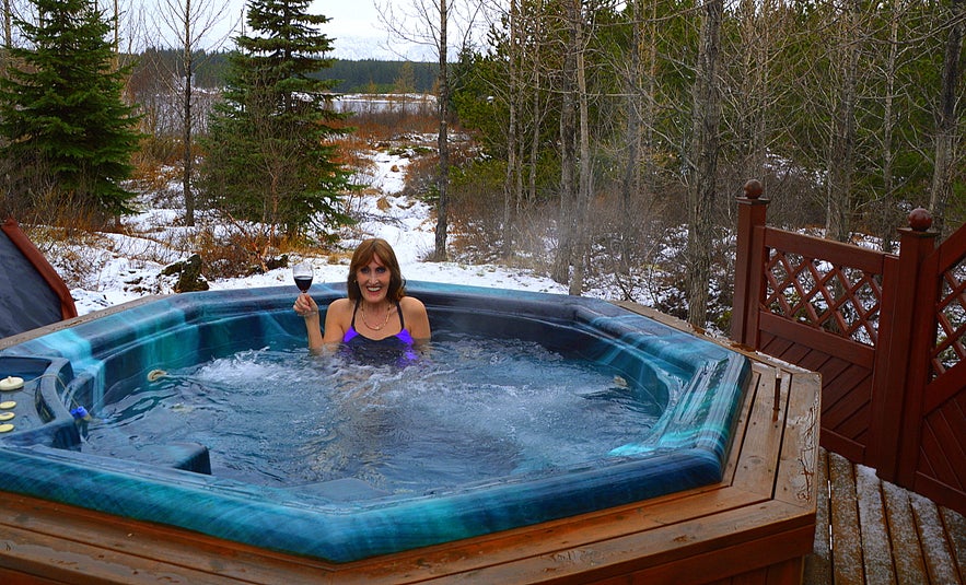 Regína soakin in the hut tub at the Secret Cabin of Thor