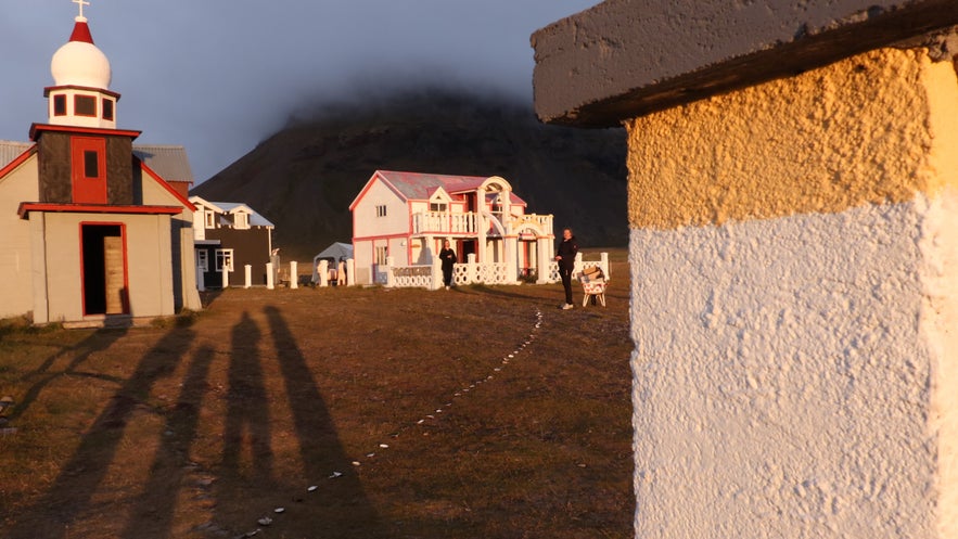 The Samuel Jonsson Art Museum has several buildings on a lush valley.