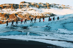 Una ruta de senderismo por el mayor glaciar de Islandia, el Vatnajokull, promete ser una experiencia memorable y divertida.