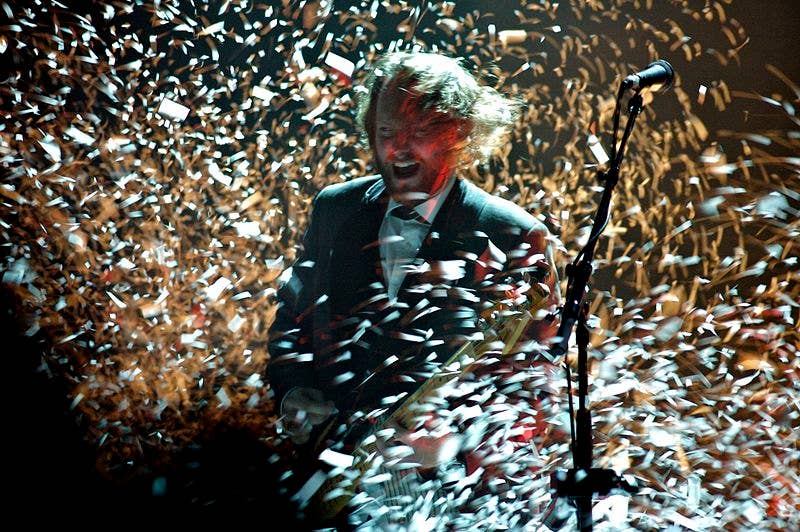 シガー・ロスのベーシストGeorg HólmがレイキャビクのLaugardalshöllinで「Popplagið」を演奏中（2008年11月23日）