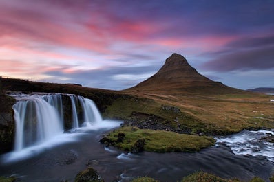 De noordkant van het schiereiland Snaefellsnes heeft veel wonderen, maar geen enkele is zo aantrekkelijk als de berg Kirkjufell met de aangrenzende waterval.