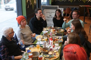 En gruppe rejsende nyder en lækker frokost i Reykjavik.