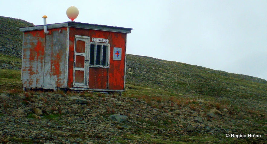 The emergency shelter on the mountain leading to Ingjaldssandur