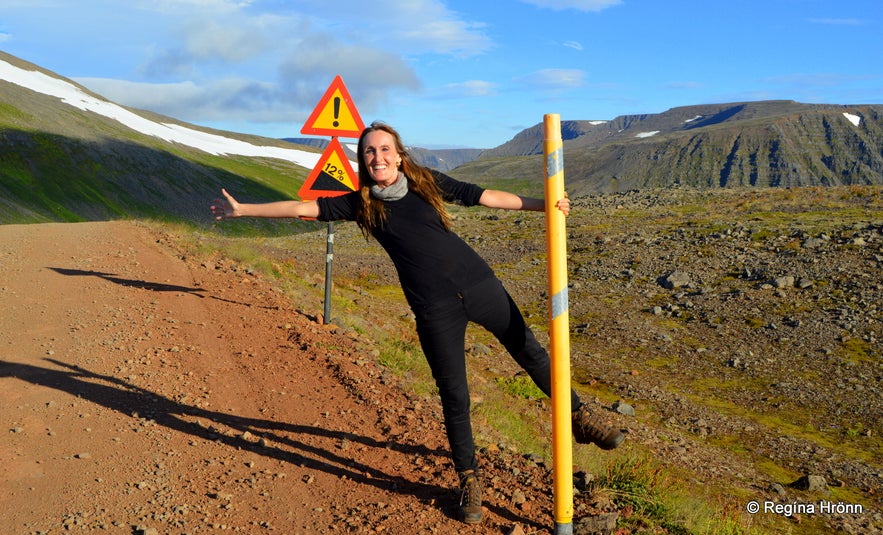 Regína by the road leading to Ingjaldssandur