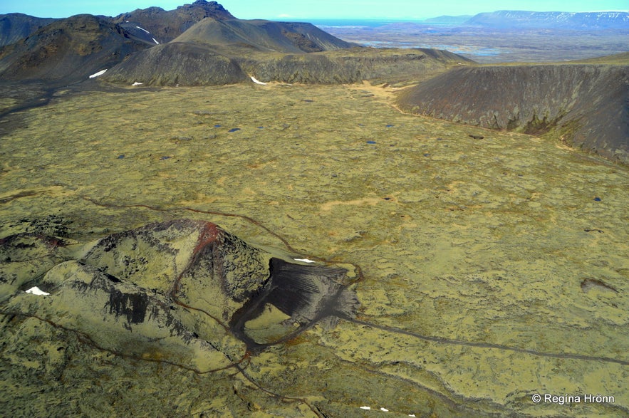 A helicopter ride in Iceland - the view of volcanoes from the helicopter