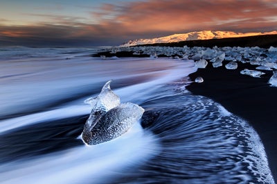 El hielo se extiende a lo largo de la Playa de los Diamantes, al sureste de Islandia.