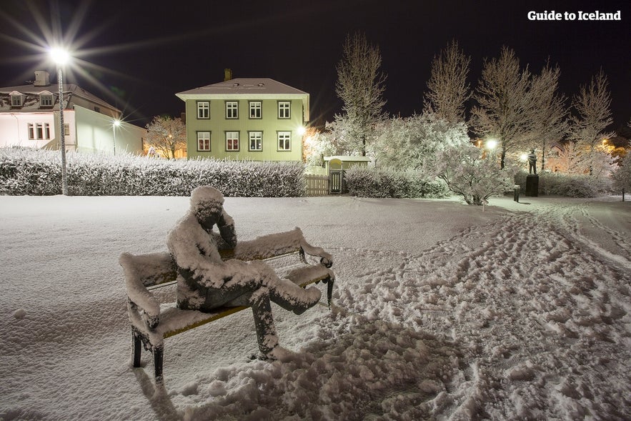 Rzeźba przedstawiająca Tómasa Guðmundssona, poetę pochodzącego z Reykjavíku.