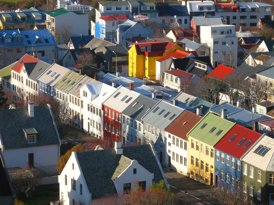 Die bunten Dächer von Reykjavíks Häusern