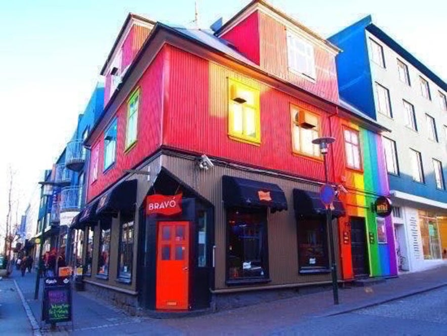 Bravo und Kiki sind beliebte Bars an der Hauptstraße; sie locken insbesondere Angehörige der Queer-Community an