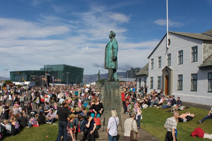 Crowds gather around the Prime Minister's Office.