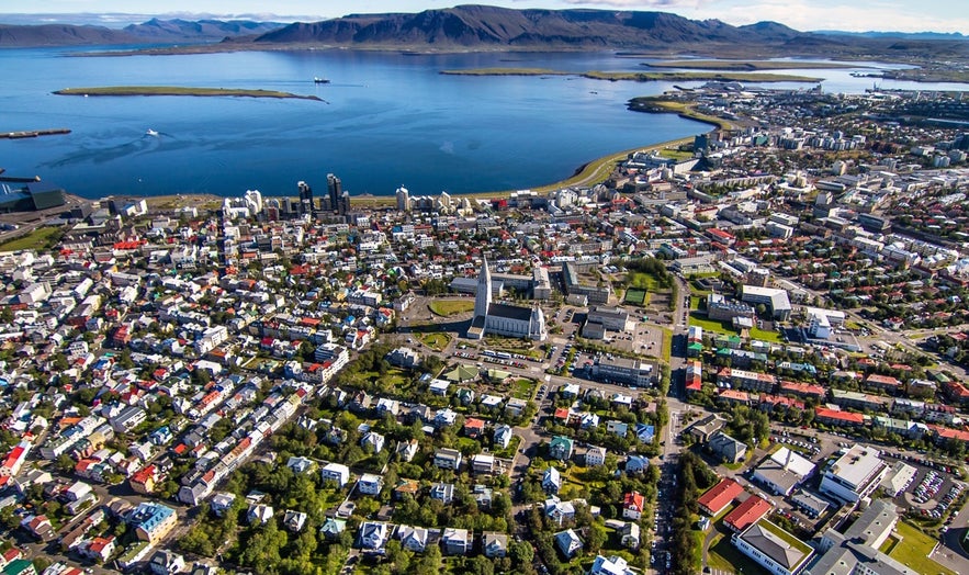 Una vista di Reykjavík dal cielo.