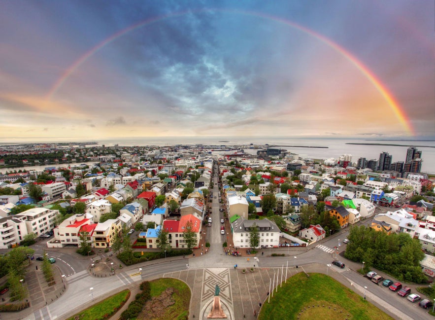 Reykjavík pod tęczą. Widok z kościoła Hallgrímskirkja.