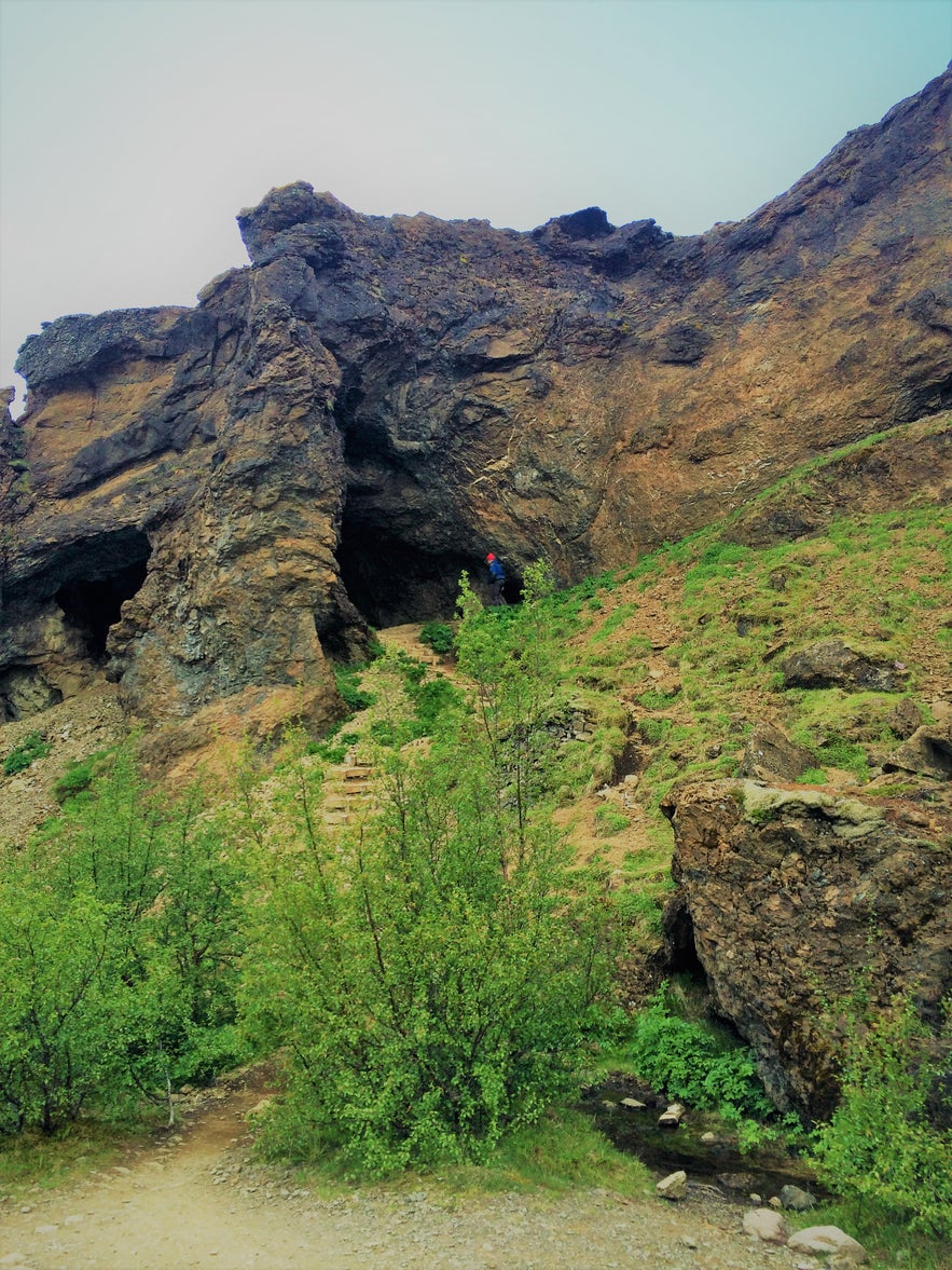 Die Stufen, die aus der Höhle zum Fluss führen