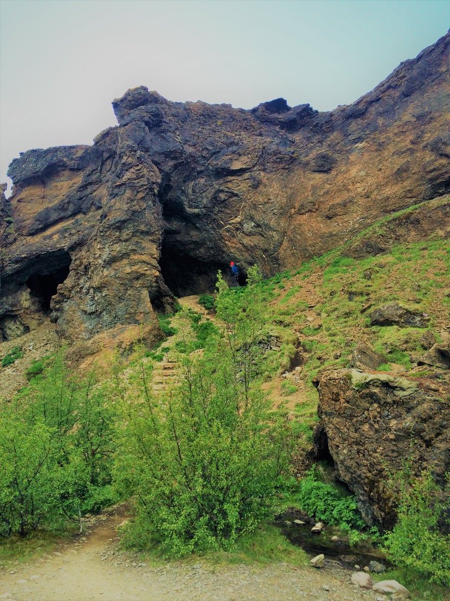 Die Stufen, die aus der Höhle zum Fluss führen