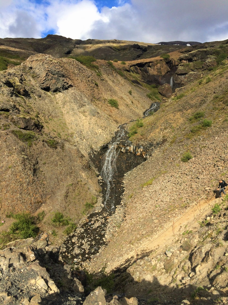 Der Weg zum Wasserfall Glymur ist abwechslungsreich