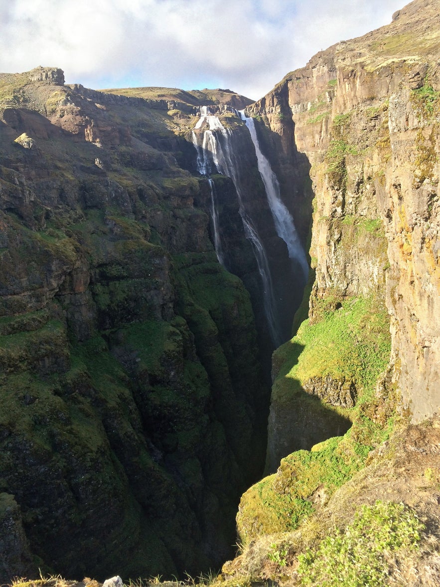 Der Wasserfall Glymur zeigt sich ein erstes Mal