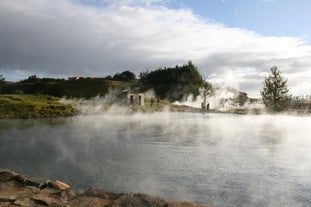 De Secret Lagoon is kleiner, maar minder druk, dan de niet-zo-geheime Blue Lagoon.