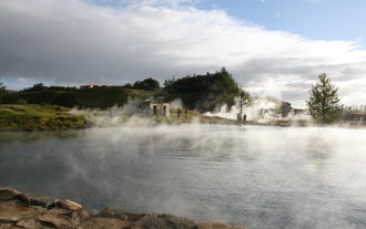 De Secret Lagoon is kleiner, maar minder druk, dan de niet-zo-geheime Blue Lagoon.