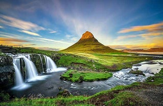 位于冰岛西部斯奈山半岛的教会山(Kirkjufell)是曾经出现在热门美剧“权力的游戏”中的“箭头山”