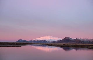 Snaefellsjökullin jäätikkö Snaefellsnesin niemimaalla inspiroi Jules Vernen romaania "Matka maan keskipisteeseen".