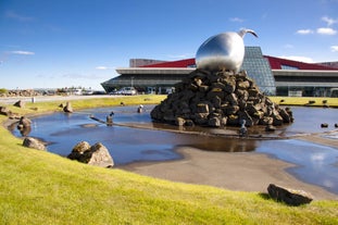 Die Skulptur vor dem internationalen Flughafen Keflavik in Island.