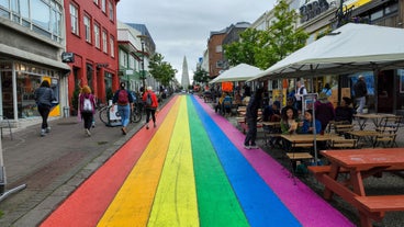 Rainbow Street i centrala Reykjavík, med Hallgrímskirkja-kyrkan i änden.