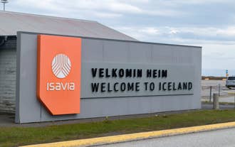 Ein Schild am internationalen Flughafen Keflavik mit der Aufschrift „Willkommen in Island“ auf Isländisch und Englisch.