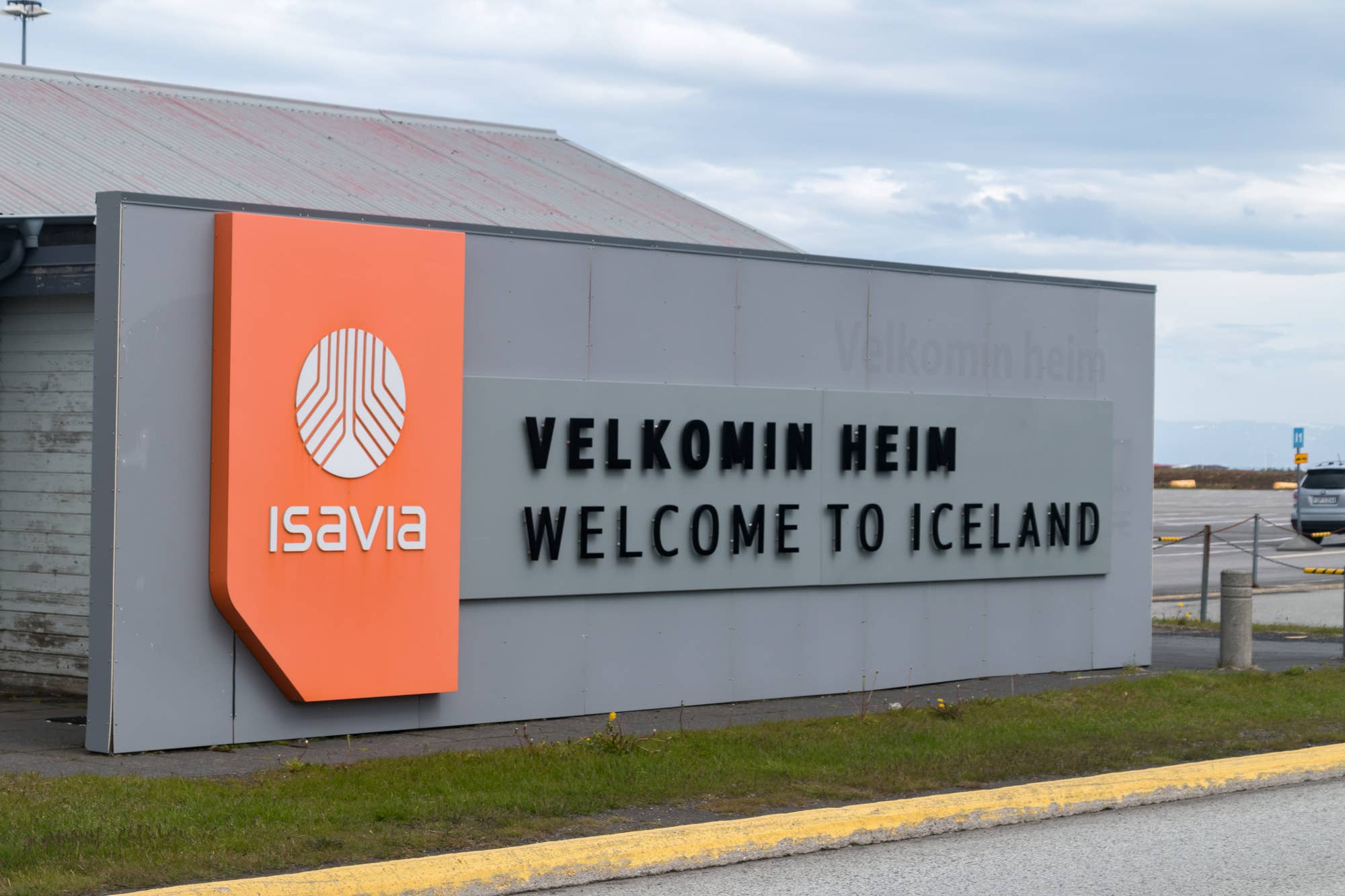 Una señal en el Aeropuerto Internacional de Keflavik que dice 'Bienvenidos a Islandia' en islandés y en inglés.