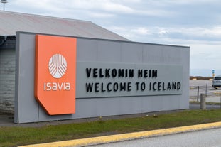 En skylt med texten "Välkommen till Island" på Keflaviks internationella flygplats.