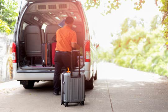 Private Minivan Transfer Service from Keflavik Airport to Reykjavik City Center