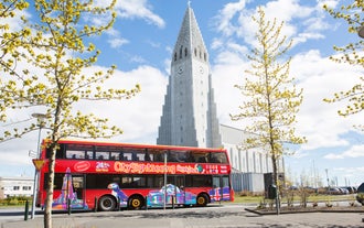 City Sightseeing -bussi ohittaa luterilaisen kirkon ja kulttuurikohteen, Hallgrímskirkjan.