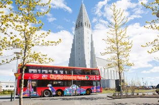 City Sightseeing Bus passerar den lutherska kyrkan och det kulturella landmärket Hallgrímskirkja.