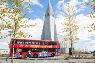 The City Sightseeing Bus as it passes by the Lutheran Church, and cultural landmark, Hallgrímskirkja.